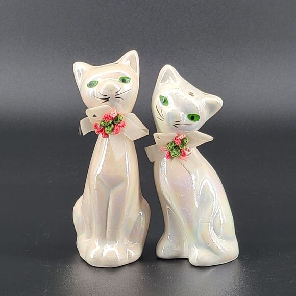 Vintage Artmark White Cat Salt and Pepper Shakers Green Eyes Bows - Picture 2 of 5